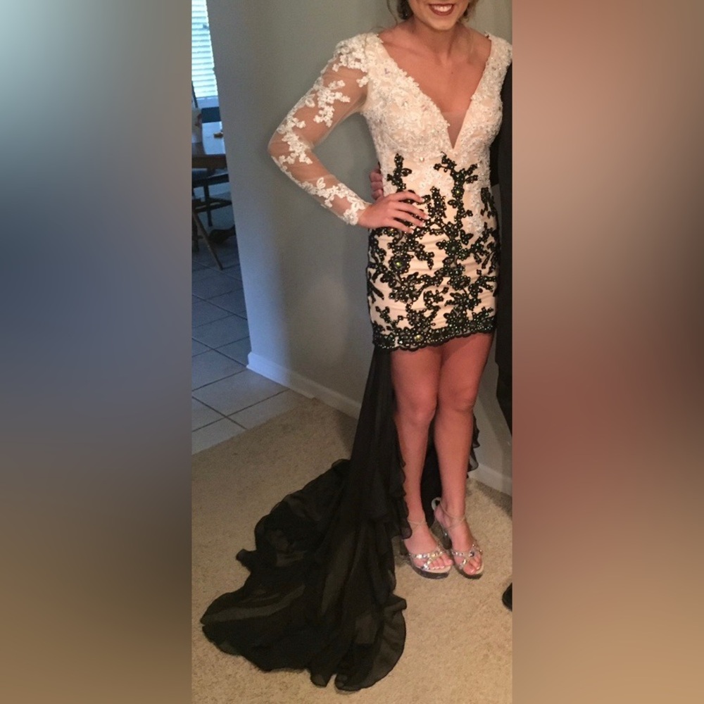 Angela and Alison size 6 in cream, black, and white with black shear train